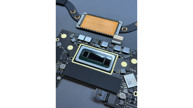 Заміна батареї та термопасти MacBook Pro A1989 (13")