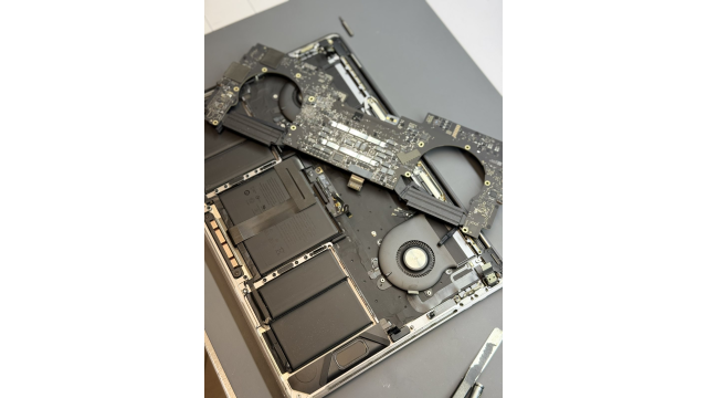 Заміна батареї та термопасти MacBook Pro A1989 (13")